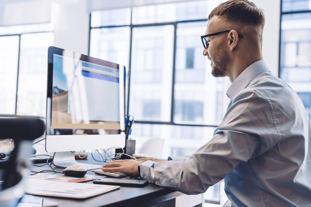 Женщина сутулится за ноутбуком