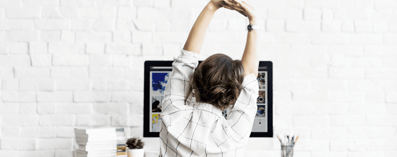 Женщина делает растяжку шеи